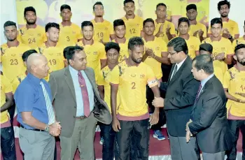  ??  ?? FFSL chief Anura de Silva officially appoints the Sri Lanka skipper Subash Madushan