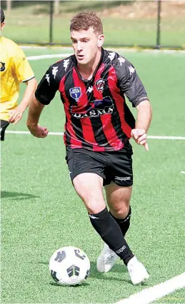  ?? ?? Gippsland United’s Baley Row drives through the Richmond defence during Saturday’s 2-0 win at Warragul.