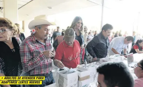  ?? FOTO: MARCO RUIZ ?? &gt; ADULTOS SE ATIENDEN PARA ADAPTARSE LENTES NUEVOS