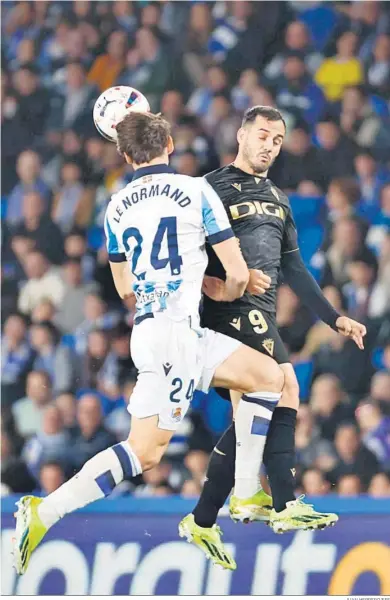  ?? JUAN HERRERO/EFE ?? Le Normand cabecea el balón ante Juanmi.