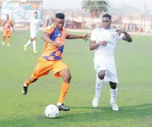  ??  ?? Rafiu Ishaq of Remo Stars trying to block Jide Fatokun-of Sunshine Stars during their week six encounter at the Akure township stadium