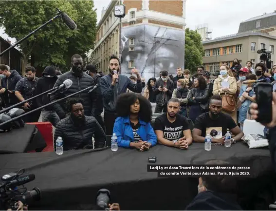  ??  ?? Ladj Ly et Assa Traoré lors de la conférence de presse du comité Vérité pour Adama, Paris, 9 juin 2020.