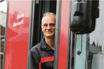  ?? Foto: Joshua Kocher ?? Peter Briner ist Lokführer bei der Rhätischen Bahn. Obwohl er fast täglich auf der Strecke nach Arosa unterwegs ist, staunt er noch immer über die Ingenieurs­kunst von einst.