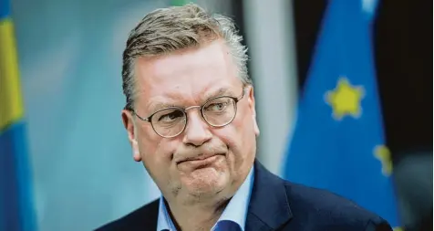  ?? Foto: Andreas Arnold, dpa ?? Reinhard Grindel hat als DFB Präsident schon bessere Tage erlebt.