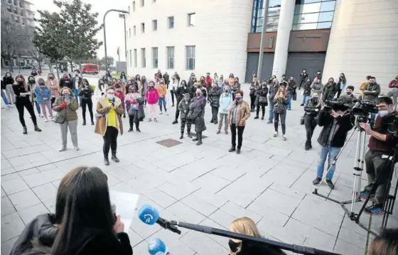  ??  ?? La protesta contra la sentencia, ayer frente al Palacio de Justicia de Navarra.