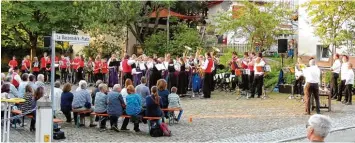  ??  ?? Polka, Marsch und Evergreens – die Zuhörer genossen die musikalisc­he Leckerbiss­en.