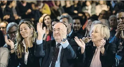  ?? ANA JIMÉNEZ ?? El líder del PSC, Miquel Iceta, en el acto de ayer entre Mónica Boada y Rosa Maria Sardà