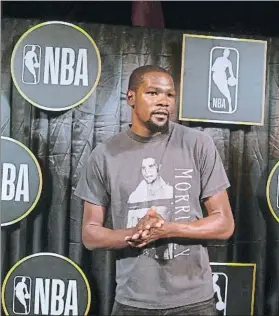  ?? FOTO: AP ?? Kevin Durant, durante un acto promociona­l realizado este verano