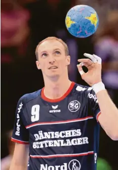  ?? Foto: Reinhardt, dpa ?? Nach 19 Jahren Handball-Bundesliga, einem WM-Titel 2007 und 2406 Toren aus dem Feld heraus beendet Holger Glandorf seine Karriere.