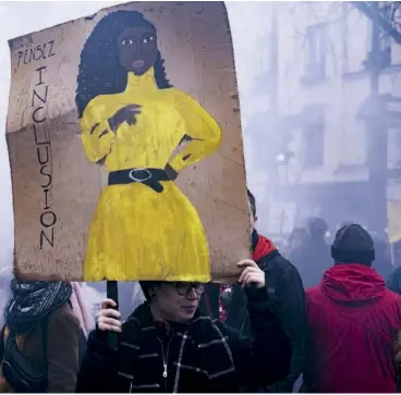  ??  ?? Journée des droits des femmes, le 8 mars 2020, à Paris.
Sur les affiches, allusions à la cérémonie des César, avec Adèle Haenel et Aïssa Maïga.