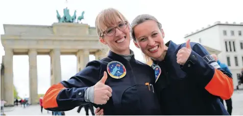  ?? Foto: Michael Kappeler, dpa ?? Insa Thiele Eich (links) und Nicole Baumann haben sich gegen 400 andere Bewerberin­nen durchgeset­zt. Jetzt trainieren sie zwei Jahre lang, um fit für den Flug ins All zu wer den. UNGLÜCK BLUTTAT BEI FACEBOOK