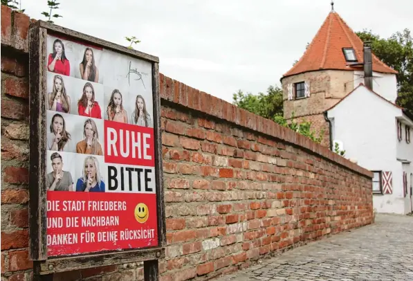  ?? Foto: Mareike König ?? Bitte nicht stören: An der Friedberge­r Stadtmauer ist für die jungen Bewohner nur Platz, wenn sie leise sind.