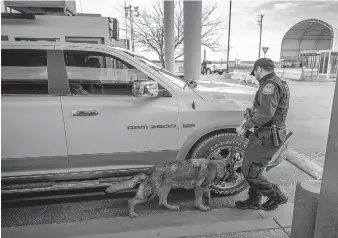  ?? ROBERTO E. ROSALES/JOURNAL ?? Customs and Border Patrol agents work with a K-9 unit looking for drugs at the Columbus port of entry in New Mexico.