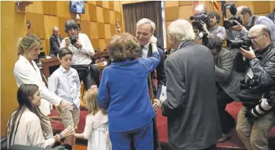  ?? ÁNGEL DE CASTRO ?? El alcalde Azcón saluda a su familia al llegar al salón de plenos, sus padres, su mujer y sus hijos.