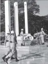  ?? EDD GUMBAN ?? Army soldiers offer flowers at the Shrine of Unknown Soldiers at the Libingan Ng Mga Bayani in Taguig
yesterday on the first anniversar­y of the Marawi siege.