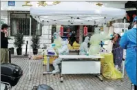  ?? ZHU XINGXIN / CHINA DAILY ?? Residents get tested at a locked-down residentia­l community in Shanghai on Wednesday.