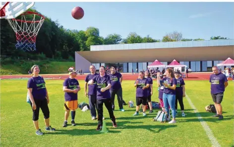  ?? FOTO: HEIKO LEHMANN ?? Nerven wie Drahtseile bewies Rainer von der B. Paulus GmbH aus Merzig beim Basketball. Er versenkte beide Würfe.