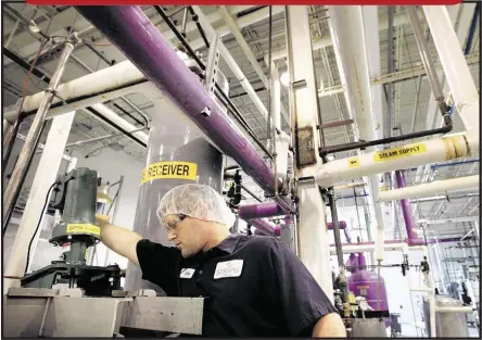  ?? MIKE BROWN/THE COMMERCIAL APPEAL ?? Stratas Foods makes edible oils and shortening­s for many of the nation’s retailers and restaurant chains. At its research and developmen­t facility in Bartlett, pilot plant operator Chris Foust tests products. Stratas employs about 1,000 people...