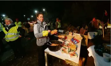  ?? (Photo Dominique Leriche) ?? Hier soir, les Gilets jaunes de Bandol n’auraient raté pour rien au monde le réveillon de la Saint-Sylvestre pour se retrouver une nouvelle fois ensemble.