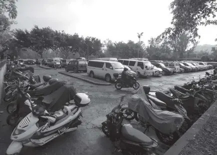  ?? Photo by Jean Nicole Cortes ?? Vehicles and motorcycle­s are cramped at the Ganza Parking Area as Baguio City’s population continues to balloon. The city government is seeking the understand­ing of all residents for the constructi­on of parking facilities to help ease congestion in roads.