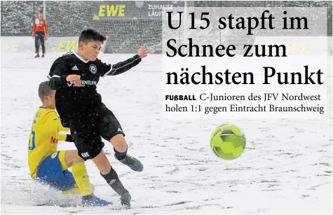  ?? BILD: PIET MEYER ?? Rutschpart­ie: Die U 15 des JFV Nordwest (schwarzes Trikot) erreichte auf Schnee ein 1:1 gegen Braunschwe­ig.