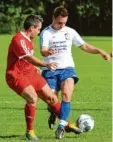  ?? Foto: Oliver Reiser ?? Westheims Christian Weiß spitzelt Pascal Meierfels von der SpVgg Deuringen den Ball vom Fuß.