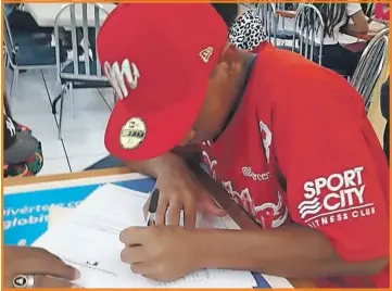  ??  ?? Alejandro, en la firma de su contrato con los Diablos Rojos del México, arriba junto a sus padres y hermana en una conocida plaza al poniente de Mérida