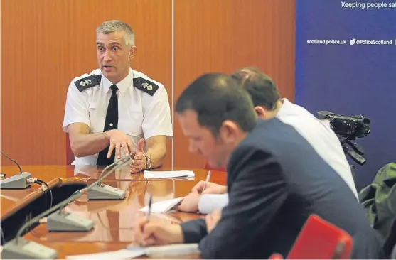  ?? Picture: Mhairi Edwards. ?? Chief Superinten­dent Paul Anderson explains the police restructur­ing model at a press conference.