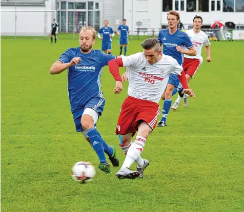  ?? Foto: Thorsten Jordan ?? Daniel Müller (rechts) erzielte beim 4:1 Sieg der Kauferinge­r gegen Wiggensbac­h zwei Tore. Richtig freuen konnte sich der VfL über den ersten Saisonsieg nicht, Schuld daran trug die schwere Verletzung von Marco Duran.