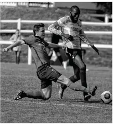  ??  ?? Romuald Mahieux, qui tacle ici le capitaine et double buteur Cerou Fofana, et Limay voient Trappes revenir à leur hauteur au classement après leur défaite dominicale.