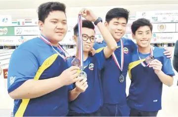  ??  ?? Sarawak won the boy’s doubles silver and bronze medals through (from left) Nur Syafiq, Tsen Fan Yew Abner Loo and Muhd Zuhayr.