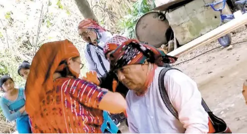  ??  ?? El Ajq’ij es un científico maya, contador e interpreta­dor del tiempo y del espacio. Una de sus funciones es orientar, guiar y ayudar a mantener en equilibrio la vida del ser, mediante la práctica de una ceremonia maya sagrada.