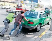  ?? /GERARDO GARCÍA ?? Taxistas de León no dejan de trabajar pese a que en cualquier momento se pueden quedar parados