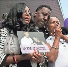  ?? ASHLEE REZIN, SUN-TIMES, VIA AP ?? Diann Aldridge holds a vigil for her daughter Nykea in Chicago.