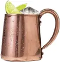  ??  ?? Drink of ChoiceMaes­tro Tequilero blanco en las rocas con limón. Aunque los MoscowMule­s me vuelven loca últimament­e.