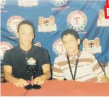  ??  ?? Antonio y Joe Jiménez se sentaron para sentir lo que era una conferenci­a de prensa 12 años antes de iniciar sus carrera con Texas y Detroit en las Mayores.