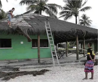  ?? Ettore Chiereguin­i/Futura Press/Folhapress ?? Um dos 93 quiosques que ficam na areia da Enseada, praia badalada de Guarujá, é demolido