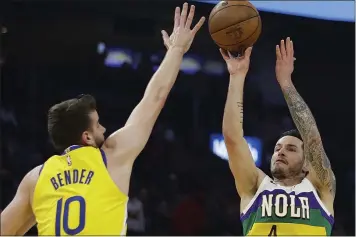  ?? BEN MARGOT — THE ASSOCIATED PRESS ?? The Warriors’ Dragan Bender, left, scored six points with five rebounds and three assists in his team debut.