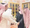  ??  ?? Condolenci­as.El rey de Arabia Saudita, Salman bin Abdelaziz (der.), y el príncipe Mohamed bin Salman (segudndo a la der.) recibieron a un hijo de Khashoggi.