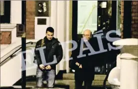  ?? EL PAIS ?? Grinyó y Soler saliendo de la embajada ecuatorian­a en Londres