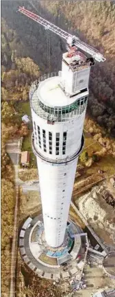  ??  ?? Blick auf den  Meter hohen Turm bei Rottweil, in dem ThyssenKru­pp Aufzüge testet. Foto: Getty