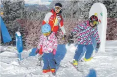  ??  ?? Im Skikinderg­arten Nani-Land lernen die Jüngsten ihre ersten Schwünge.