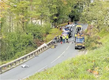  ??  ?? Las asistencia­s y la policía no tardaron en personarse en el lugar del accidente.