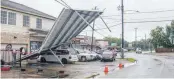  ?? FOTO: BRANDON BELL/AFP ?? Ein Carport hängt auf Stromleitu­ngen, nachdem Hurrikan „Nicholas“durchgezog­en ist.