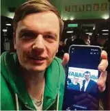  ?? Foto: Michael Merten ?? 2017 zählte Artem Tuprikow zu den Unterstütz­ern Alexey Nawalnys. Stolz zeigt er ein Foto mit seinem Idol aus diesem Jahr.