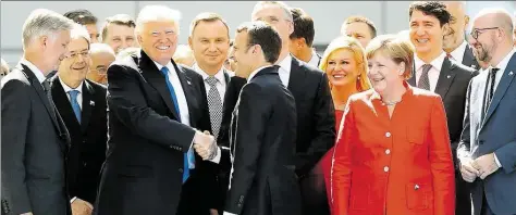  ?? DPA-BILD: DOPPAGNE ?? Der belgische König Philippe (erste Reihe, von links), US-Präsident Donald Trump, der französisc­he Präsident Emmanuel Macron, Bundeskanz­lerin Angela Merkel und der belgische Premiermin­ister Charles Michel nehmen in der belgischen Hauptstand Brüssel an...