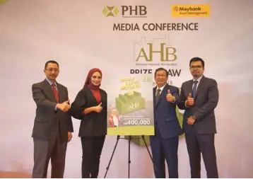  ??  ?? Kamalul (second from right) launching AHB’s “Simpan, Labur dan Menang” Prize Draw on Monday. He was also joined by PHB group chief financial officer Mohd Fadzil Maruwan (far left), Maybank Asset Management Sdn Bhd chief executive officer Ahmad Najib Nazlan (far right), and AHB Ambassador Noor Neelofa Md Nor (second sleft).