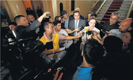  ?? GUGA MATOS/JC IMAGEM ?? Recife. O governador Paulo Câmara (de gravata) e a senadora petista Gleisi Hoffmann em entrevista depois de reunião