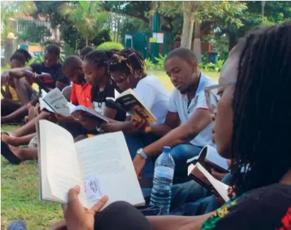  ?? ?? Clube de Leitura reunido num jardim de Maputo, capital de Moçambique