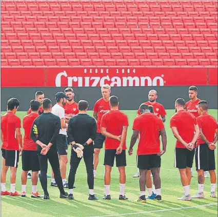  ?? FOTO: EFE ?? Pablo Machín, hablando con sus jugadores antes del inicio del entrenamie­nto de ayer en el Sánchez-Pizjuán